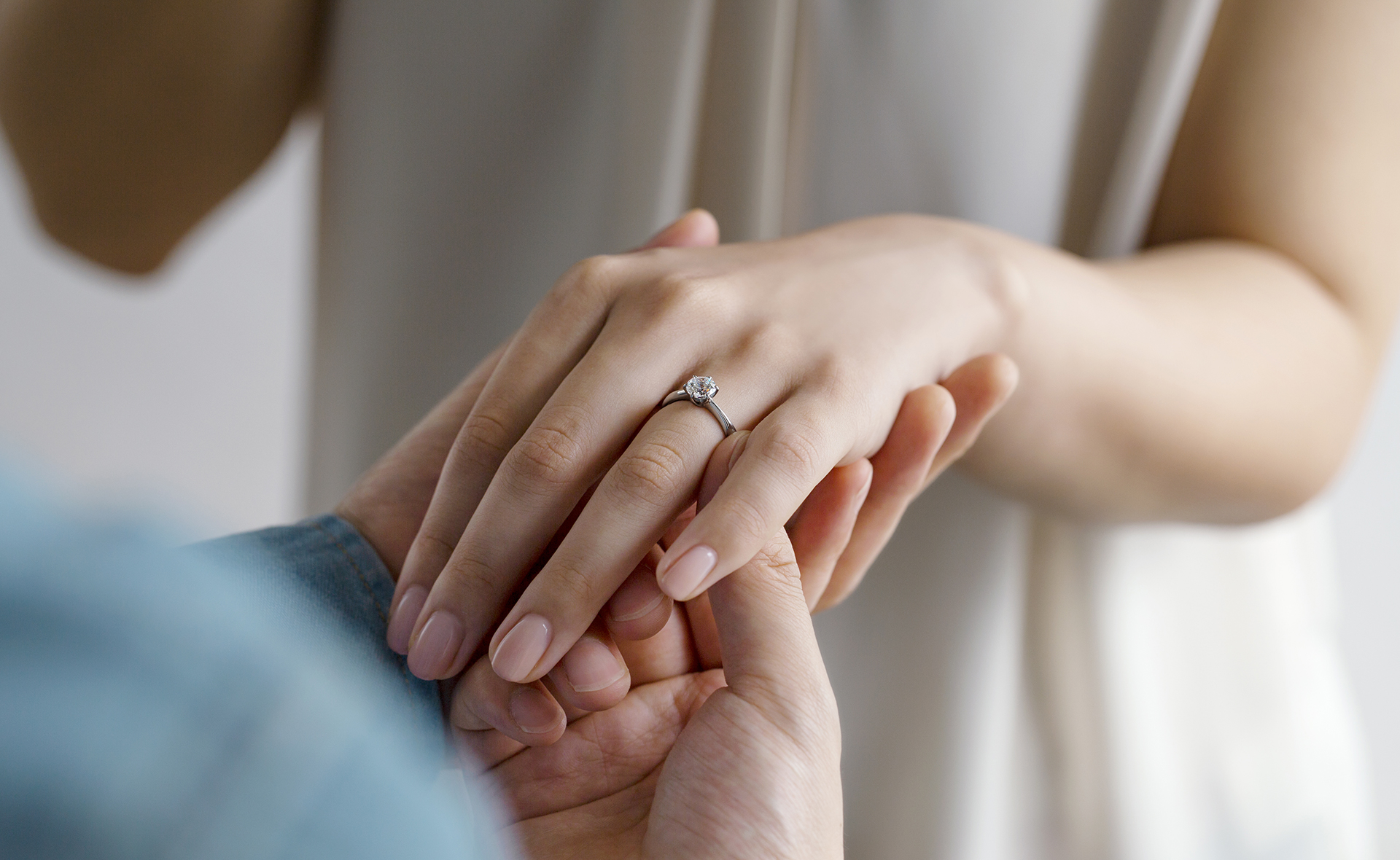婚約指輪はどの指に着ける 左右10本それぞれの指の意味とは Brilliance ブリリアンスプラス