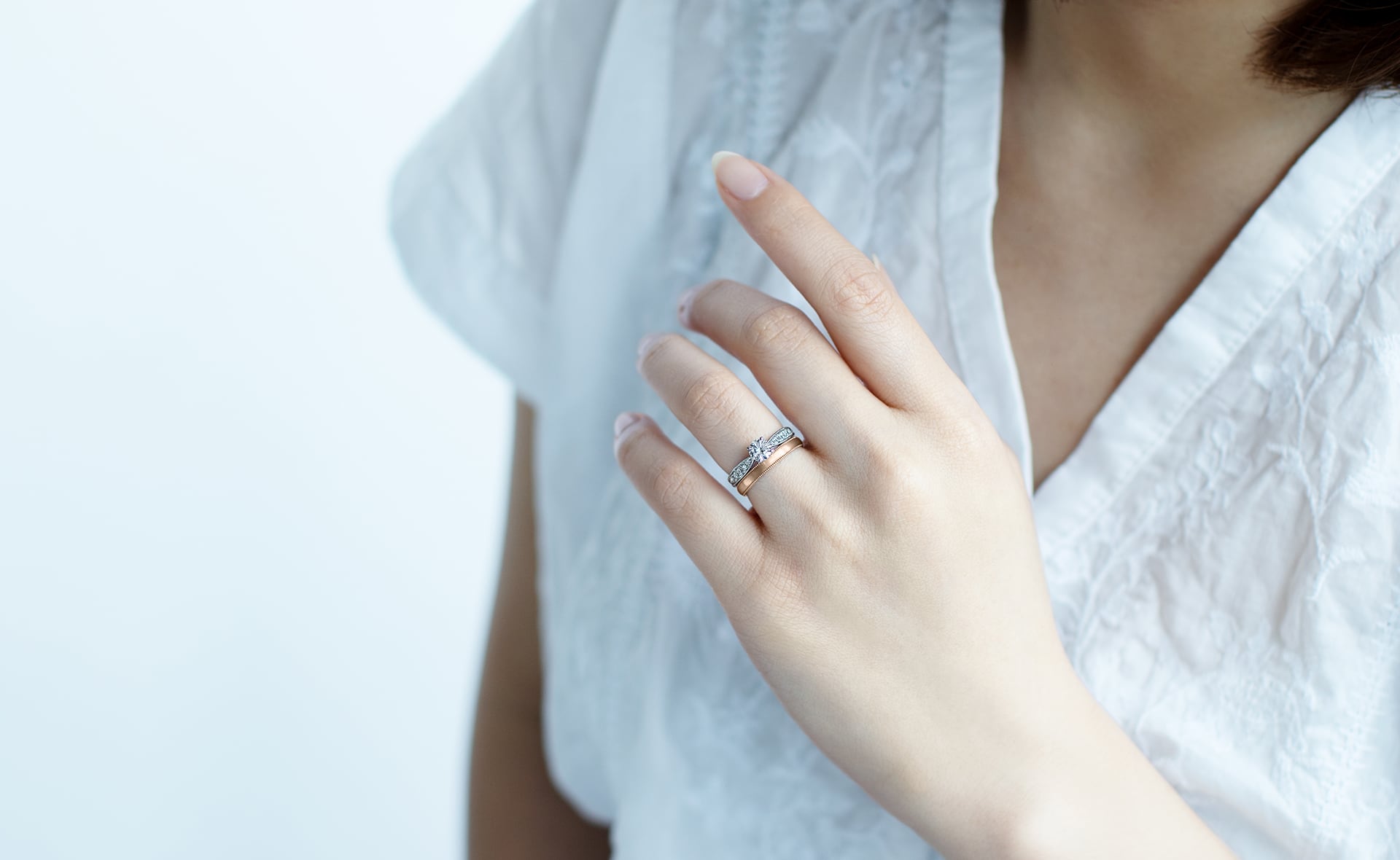 婚約指輪と結婚指輪のおしゃれな重ね付けは 普段使いできるハーフエタニティリング Brilliance ブリリアンスプラス