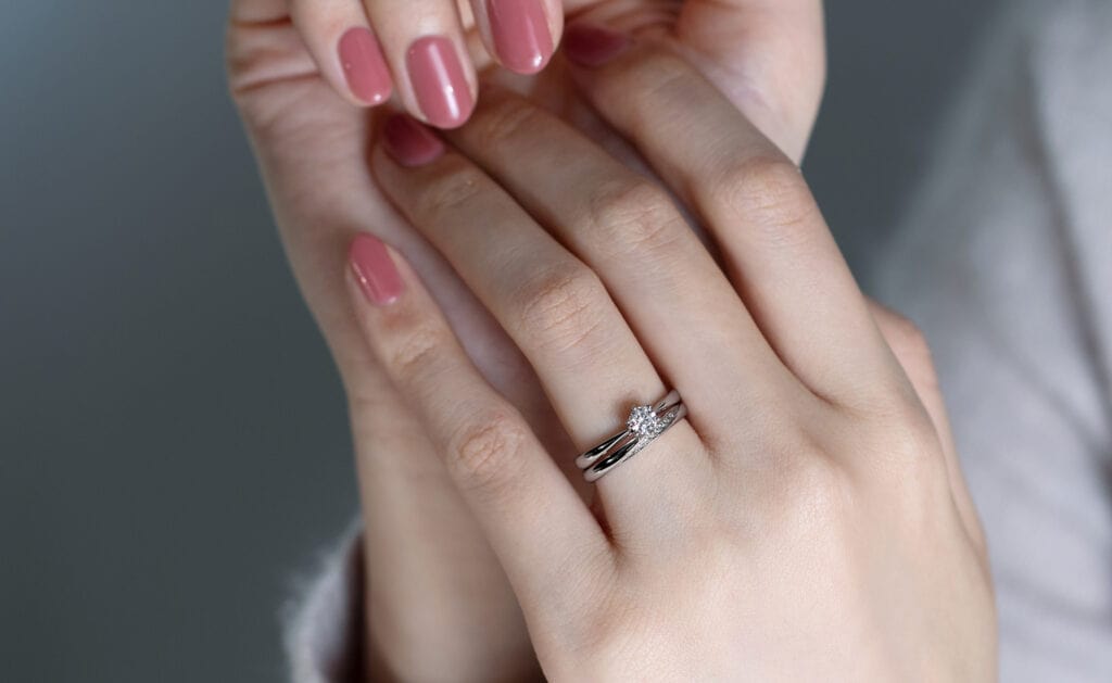 【初心者向け】婚約指輪と結婚指輪の違いは？見た目の違いや相場も解説